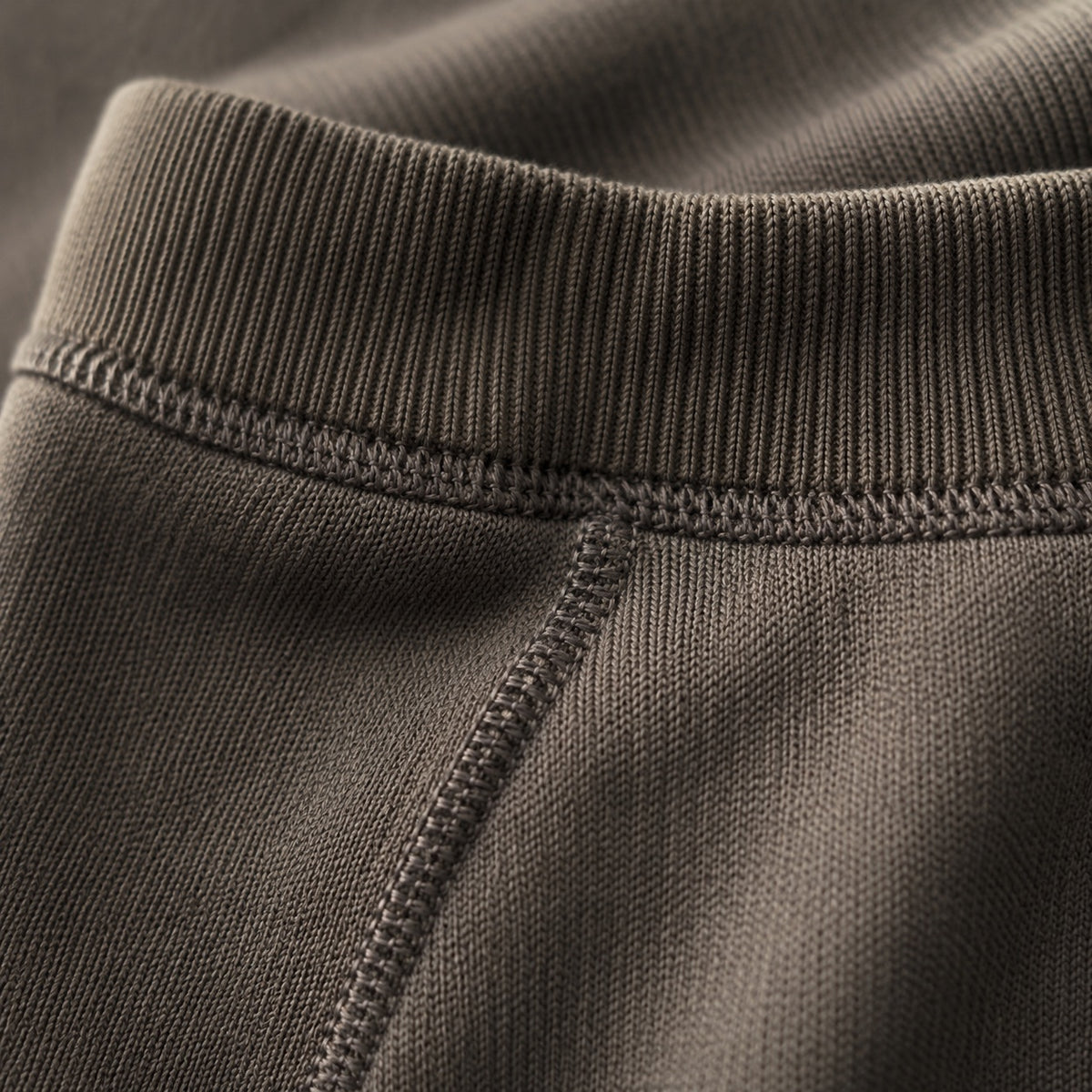 Ewshot seamless knee-length skirt, Seamless Layers — close-up of the cloth and stitching.