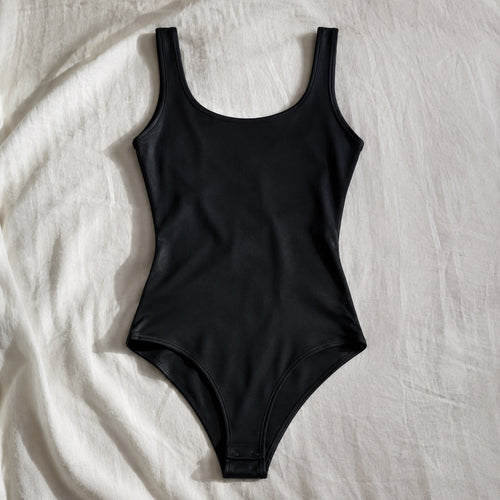 Ewshot square-neck sculpt tank, Sculpt Tanks — front view, photographed flat.